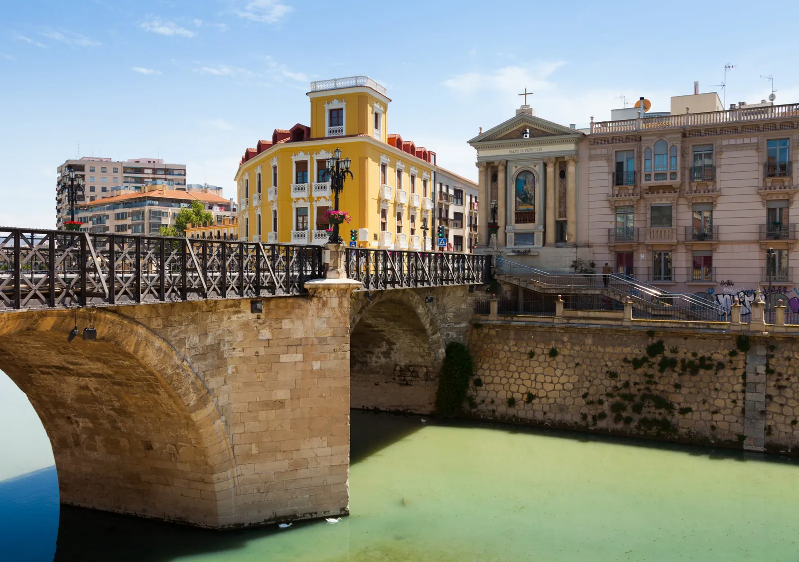 Puente de los Peligros sobre el río Segura en Murcia, con edificios señoriales al fondo