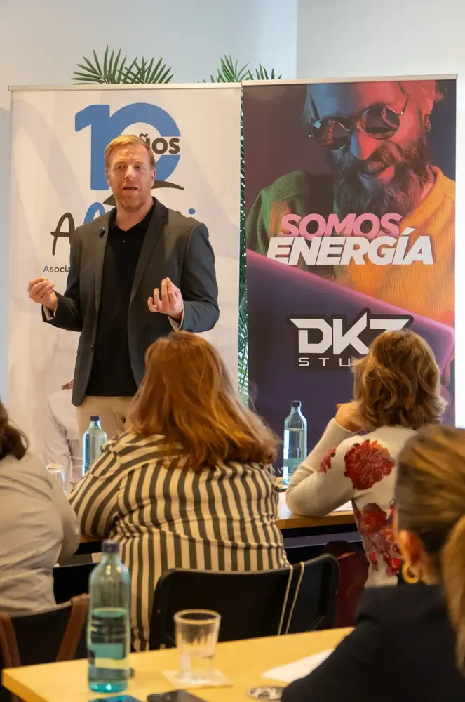 DKZ Studio presentando su marca Somos Energía en un evento en Murcia