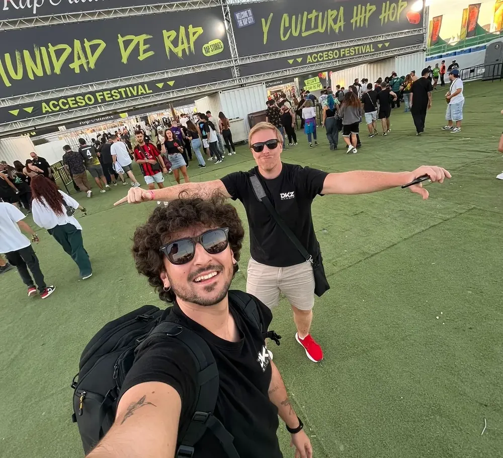 Equipo de DKZ Studio en la entrada del festival Rocanrola en Alicante