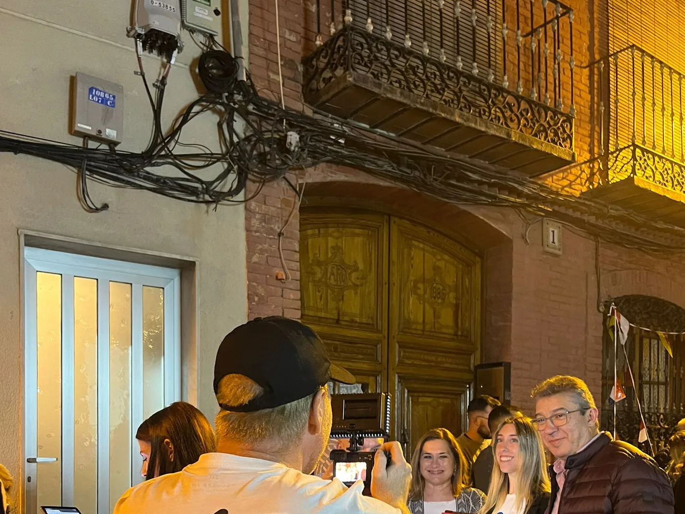 Equipo de DKZ Studio grabando contenido durante la cobertura de un evento nocturno en Murcia