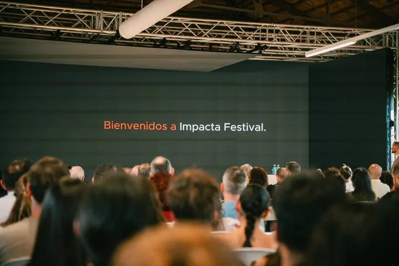 Público en directo durante Impacta Festival, organizado por DKZ Studio en Murcia