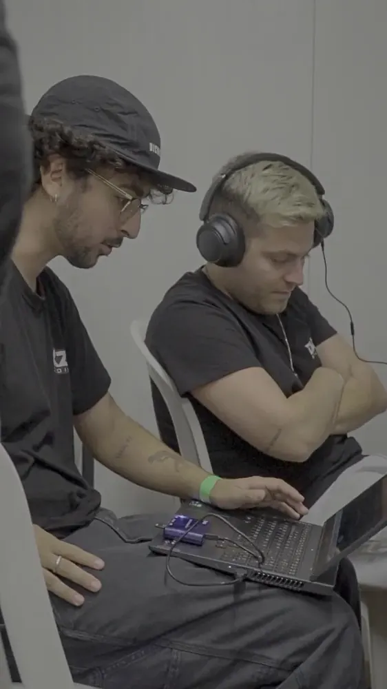Equipo de DKZ Studio en una sesión de edición y postproducción en Almería
