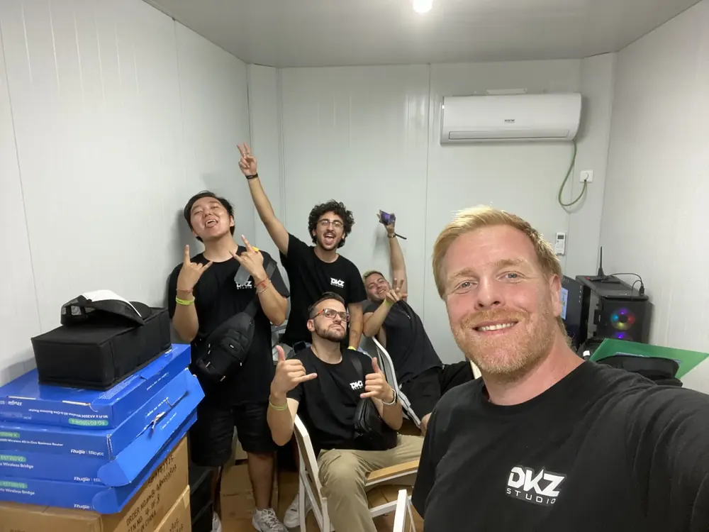 Equipo de DKZ Studio detrás de cámaras en una producción audiovisual en Valencia