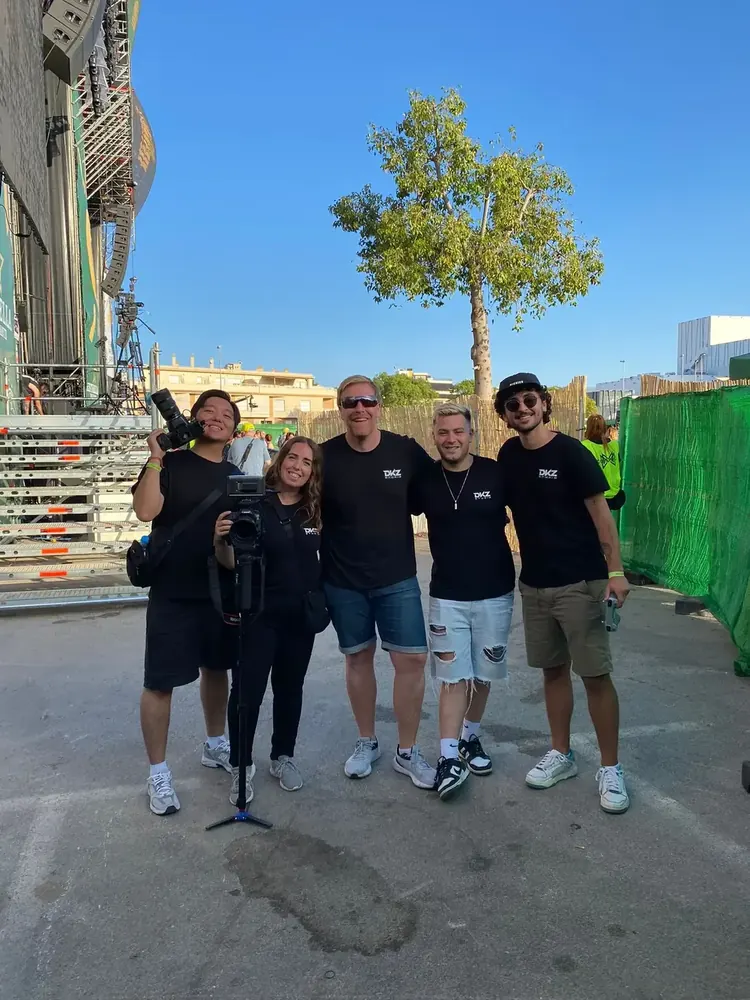 Equipo de DKZ Studio en la cobertura de un festival en Valencia