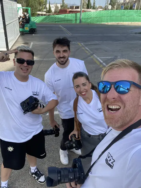 Cuatro miembros del equipo de DKZ Studio con cámaras en un evento deportivo al aire libre · DKZ Studio, Murcia