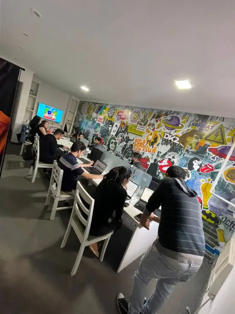 Equipo de DKZ Studio trabajando en estrategias de marketing digital en Murcia