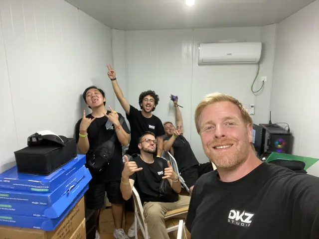 Equipo de DKZ Studio celebrando en la sala de control de un evento · DKZ Studio, Murcia