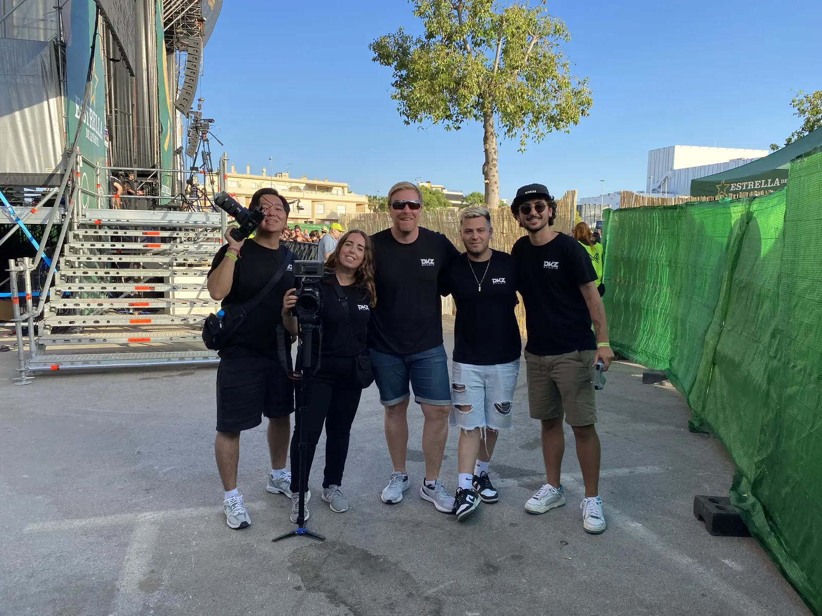 Equipo de DKZ Studio con cámaras junto al escenario de un festival al aire libre
