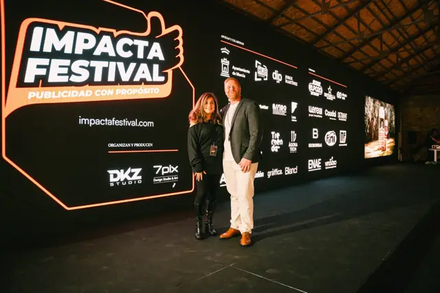 Escenario de Impacta Festival «Publicidad con propósito» con pantalla led y logos de marcas · DKZ Studio, Murcia