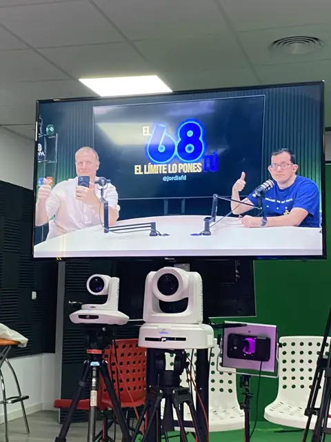 Estudio de grabación con cámaras robotizadas, micrófonos y pantalla con programa en directo · DKZ Studio, Murcia
