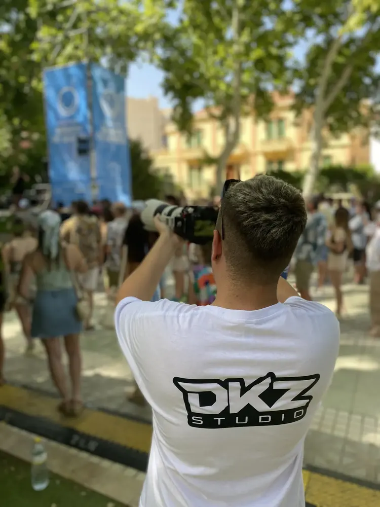 Fotógrafo de DKZ Studio cubriendo un evento en directo en Murcia