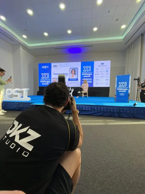 Fotógrafo de DKZ Studio cubriendo con cámara un escenario de congreso nacional en Málaga · DKZ Studio, Murcia