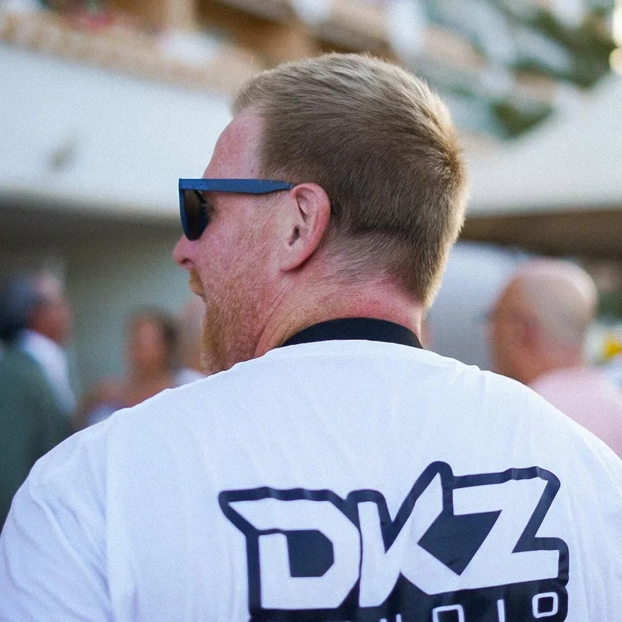 Profesional de DKZ Studio con la camiseta de la marca en un evento en Murcia