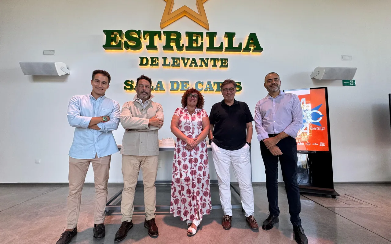 Representantes de las cinco marcas del segundo Impacta Meeting en la Sala de Catas de Estrella de Levante, Murcia