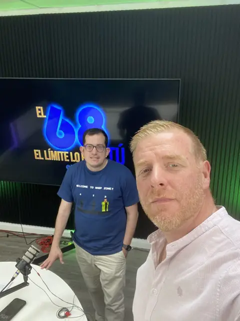 Invitados ante la pantalla de un estudio de podcast con el programa «El límite lo pones tú» · DKZ Studio, Murcia