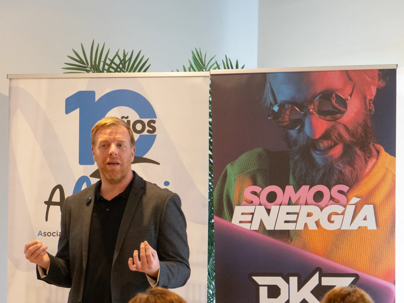 Miembro del equipo de DKZ Studio dando una ponencia sobre marketing en un evento en Murcia