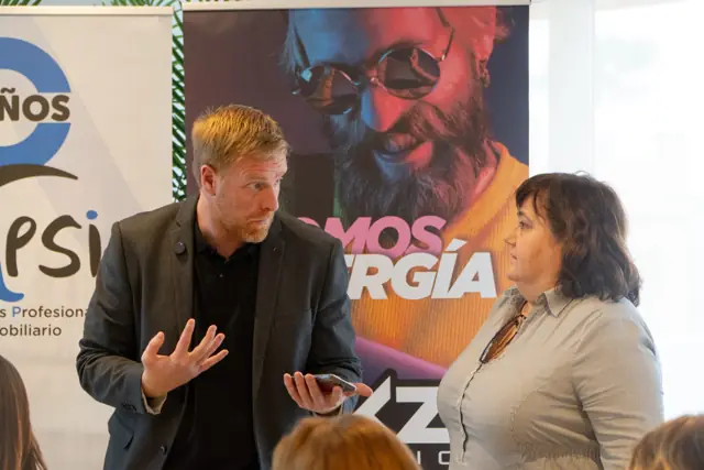 Ponente de DKZ Studio durante una jornada profesional con roll-up «Somos energía» y sala llena · DKZ Studio, Murcia