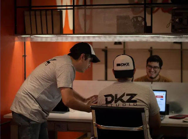 Equipo de DKZ Studio en una sesión de producción y postproducción audiovisual en Murcia