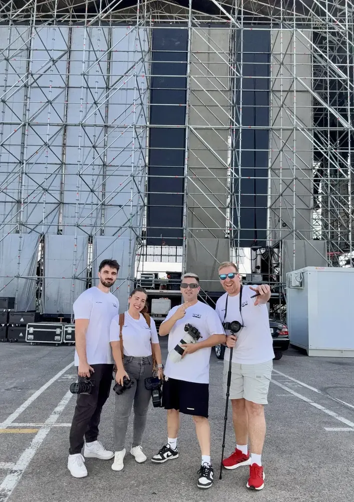 Equipo de producción audiovisual de DKZ Studio en un escenario en Cartagena