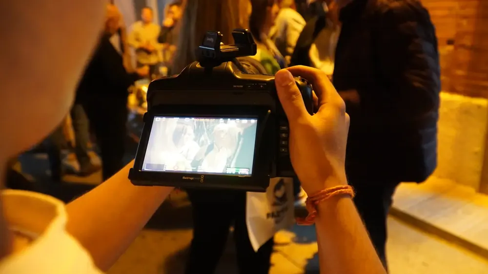 Equipo de DKZ Studio grabando una entrevista en vídeo en Alicante