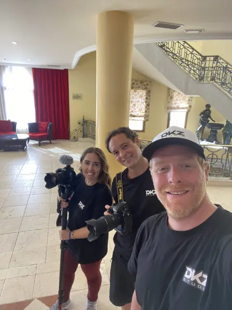 Equipo de DKZ Studio con cámara y estabilizador en el vestíbulo de un hotel · DKZ Studio, Murcia