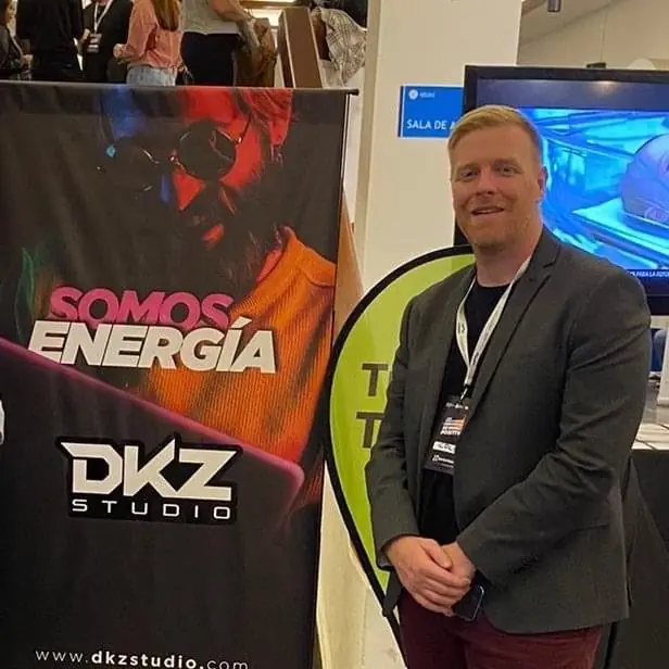 Ponente junto a un roll-up de DKZ Studio «Somos energía» en un evento profesional · DKZ Studio, Murcia