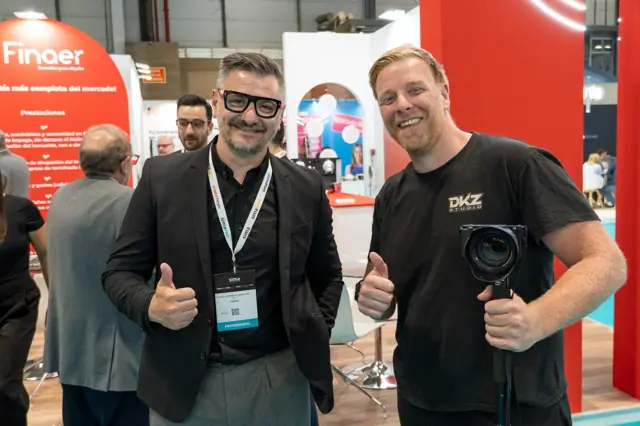 DKZ Studio videographer with a camera next to an attendee at a trade fair · marketing and video agency for businesses in Churra